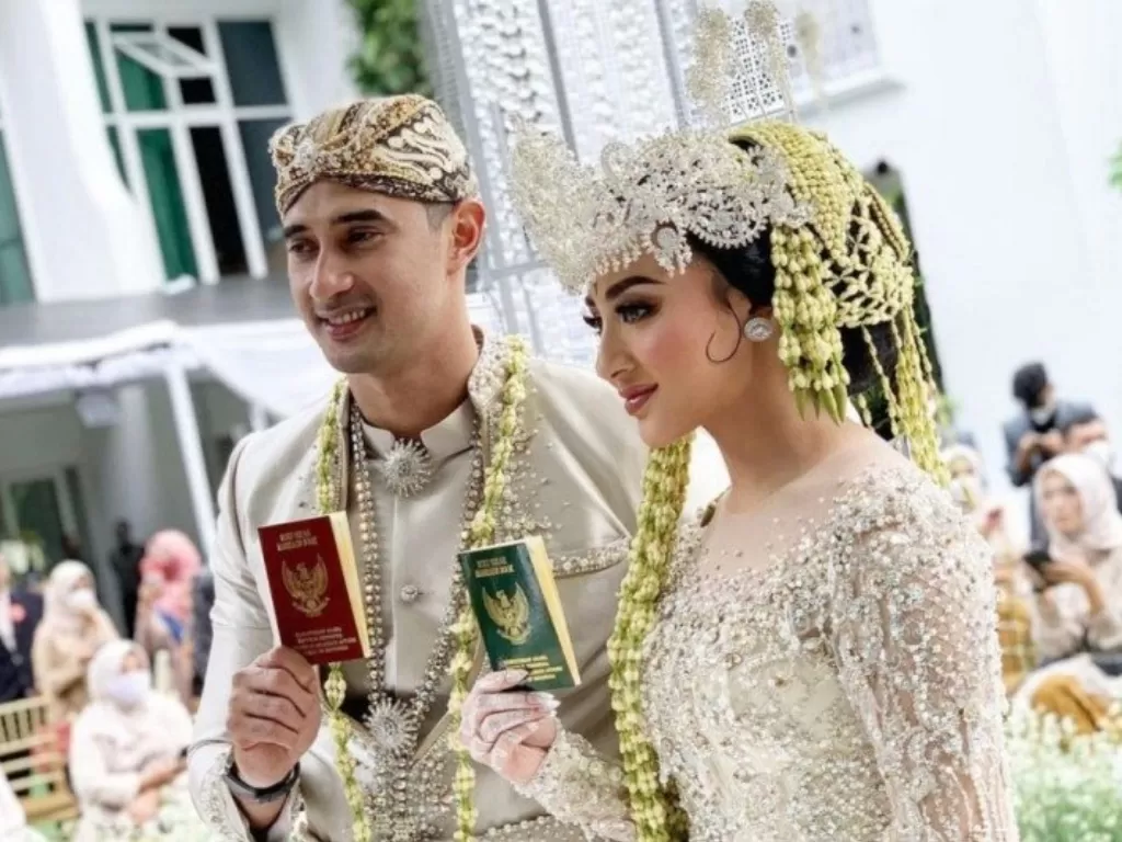 Ali Syakieb dan Margin Wieheerm menikah. (Youtube)