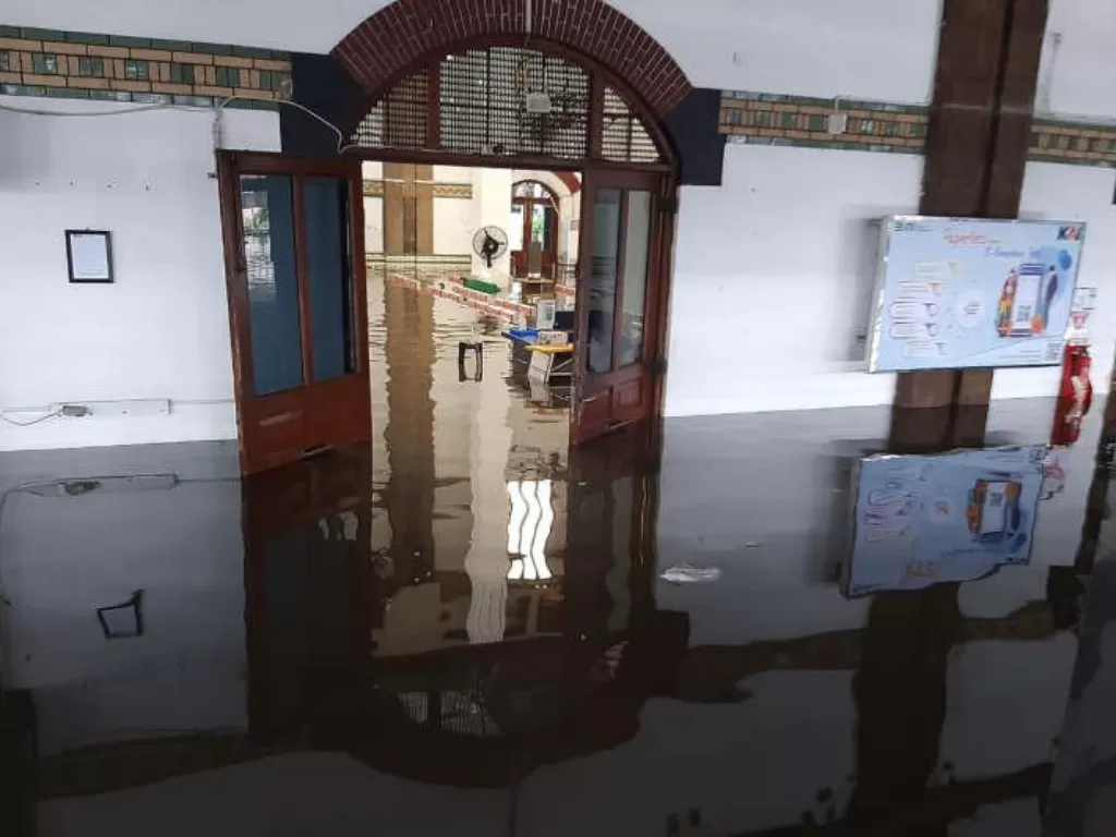 Banjir melanda Stasiun Tawang Semarang, Jawa Tengah, Sabtu (6/2/2021). (ANTARA/HO-Humas KAI Daop 4 Semarang)