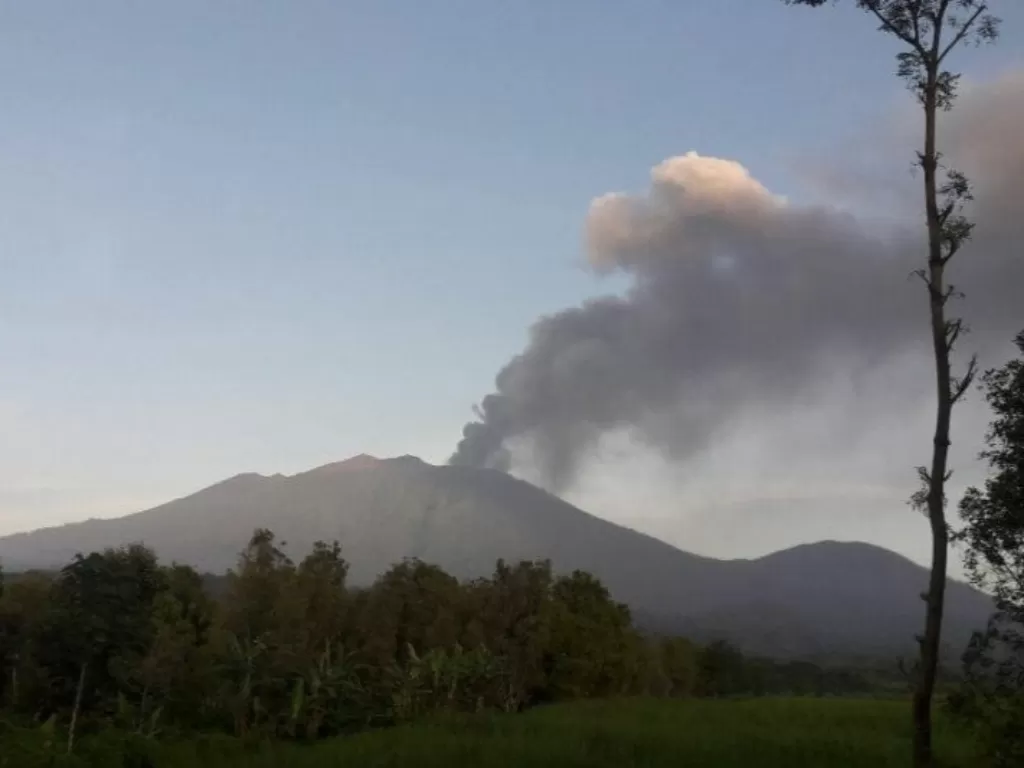 Gunung Raung yang terletak di antara Banyuwangi, Jember dan Bondowoso, erupsi dan abu vulkanik dirasakan sejumlah wilayah di Banyuwangi (Foto: ANTARA/Humas Pemkab Banyuwangi)