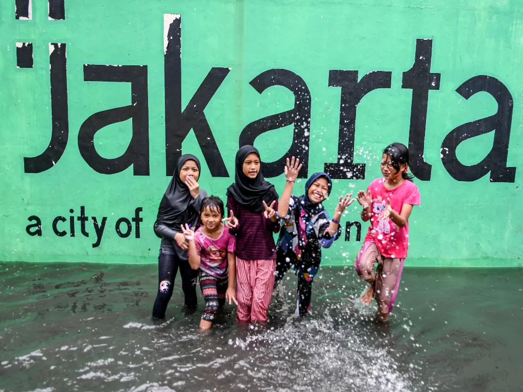 Sejumlah bocah bermain air saat banjir menggenangi kawasan Jakarta Selatan. (Foto: ANTARAM/Risyal Hidayat)