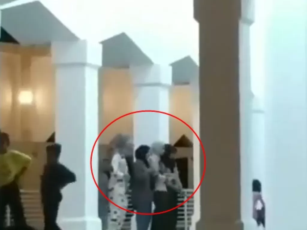 Gadis joget TikTok di masjid. (Tangkapan layar)