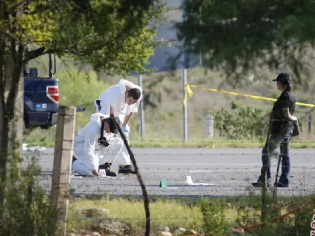 Petugas forensik bekerja di tempat kejadian perkara di Cadereyta, Meksiko, Minggu (13/5). Pihak berwajib menemukan bagian tubuh dari setidaknya 40 orang di dalam kantung dan dibuang di sebuah jalan bebas hambatan di dekat Monterrey, yang diduga sebagai ko