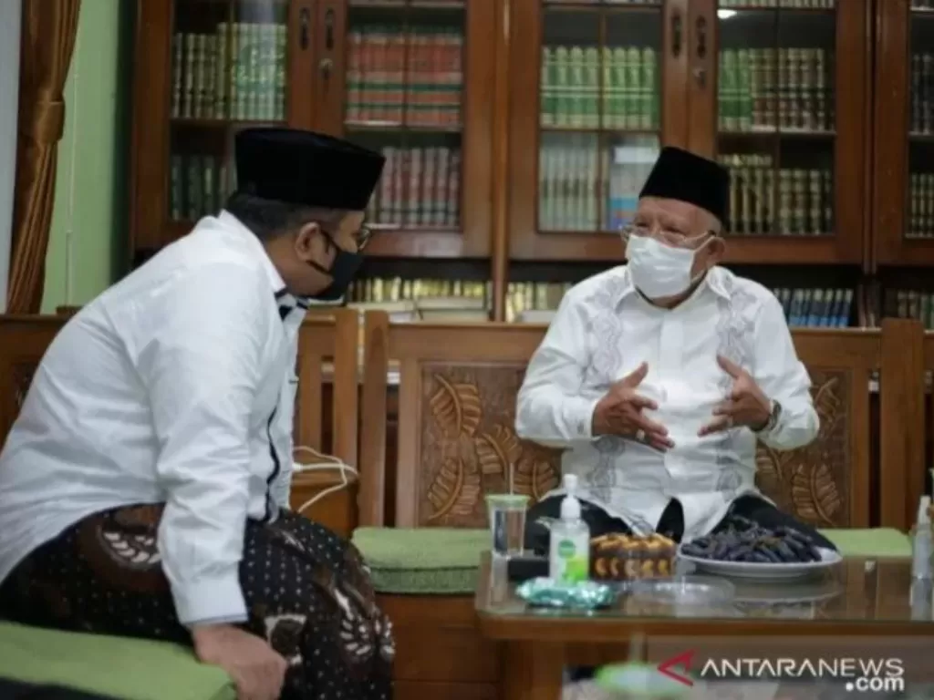 Menteri Agama (Menag) Yaqut Cholil Qoumas (kiri) berdialog dengan pimpinan Pondok Pesantren Daarul Rahman KH Syukron Ma'mun (kanan). ANTARA/HO.