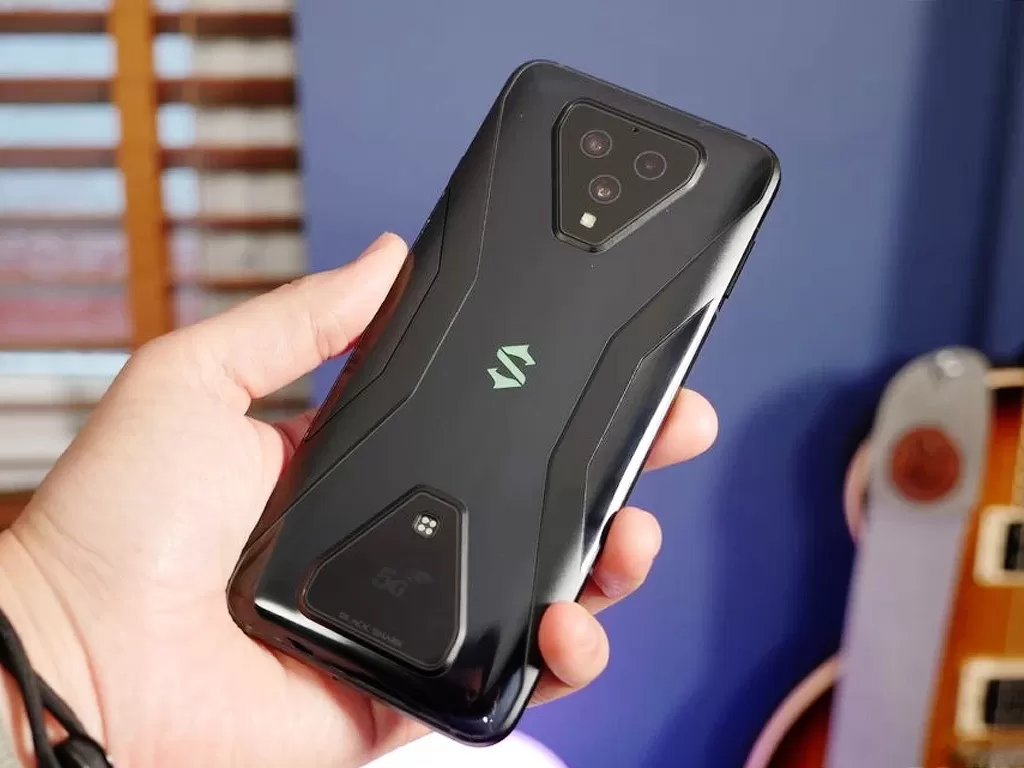 Tampilan belakang dari smartphone Black Shark 3 Pro (photo/Dok. Pocket-lint)