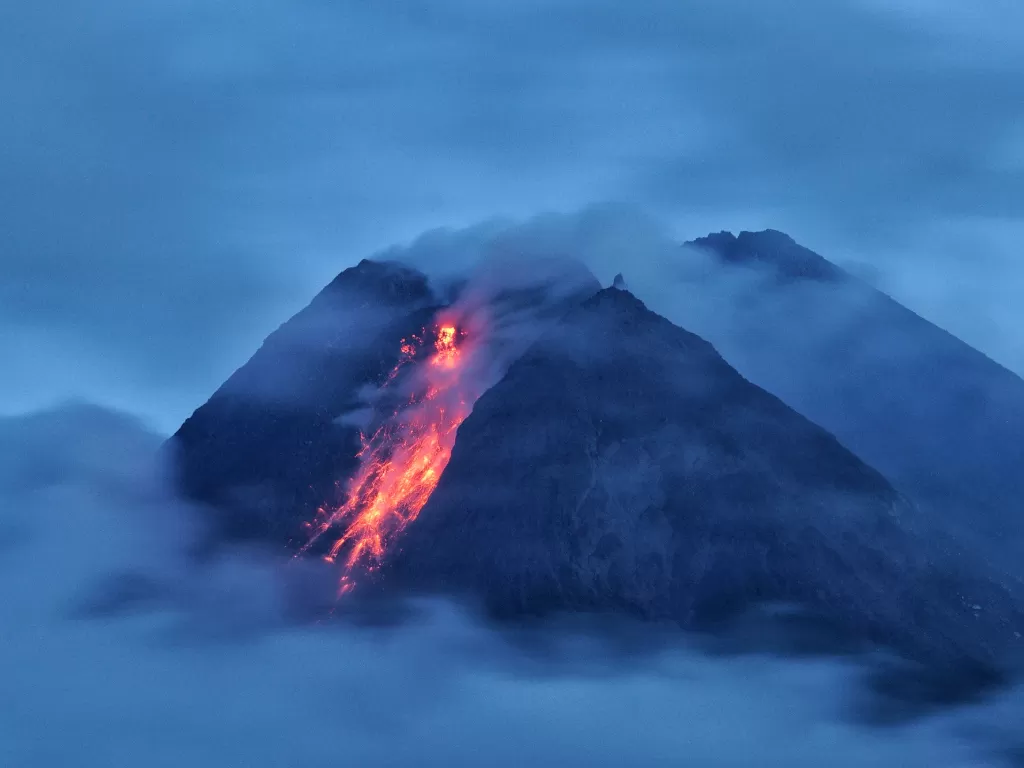 Gunung Merapi mengeluarkan lava pijar yang terlihat dari Wonorejo, Hargobinangun, Pakem, Sleman, D.I Yogyakarta, Senin (18/1/2021). (ANTARA FOTO/Andreas Fitri Atmoko)