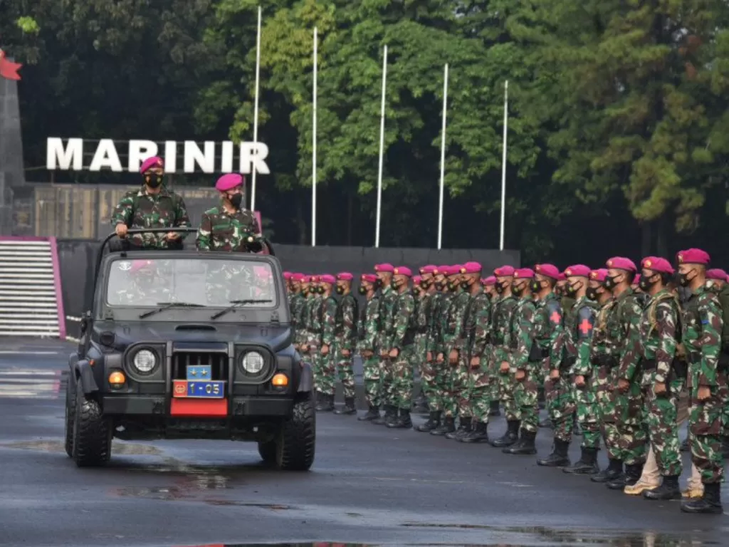 Komandan Korps Marinir TNI AL, Mayor Jenderal TNI (Mar) Suhartono, menginspeksi pasukan pada upacara penerimaan 99 personel Satuan Tugas Bantuan Kemanusiaan Korps Marinir TNI AL, di lapangan apel Brigade Infantri 1 Marinir, Ksatrian Marinir Hartono, Cilan