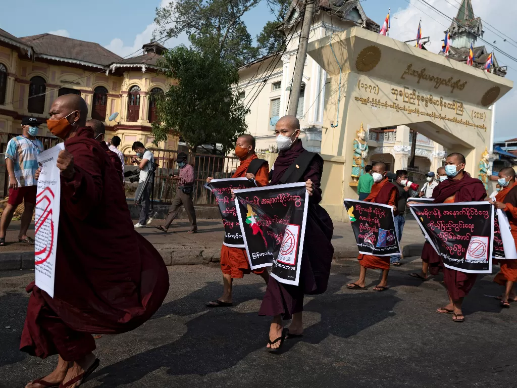 Rombongan biksu turut bergabung untuk aksi unjuk rasa di Myanmar. (REUTERS/Shwe Paw Mya Tin).