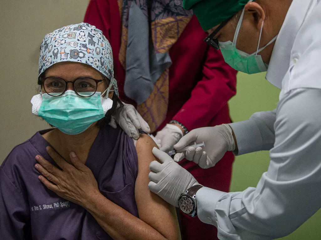 Petugas menyuntikkan vaksin Sinovac kepada tenaga kesehatan berusia lanjut saat kegiatan vaksinasi massal dosis pertama di Rumah Sakit Pusat Nasional Dr. Cipto Mangunkusumo (RSCM), Jakarta, Senin (8/2/2021). (ANTARA FOTO/Aditya Pradana Putra)