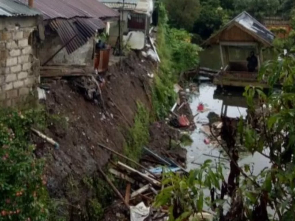 Tiga rumah warga di Kampung Padarincang Atas, Desa Palasari, Kecamatan Cipanas, Cianjur, Jawa Barat, roboh akibat tanah longsor (Antara)