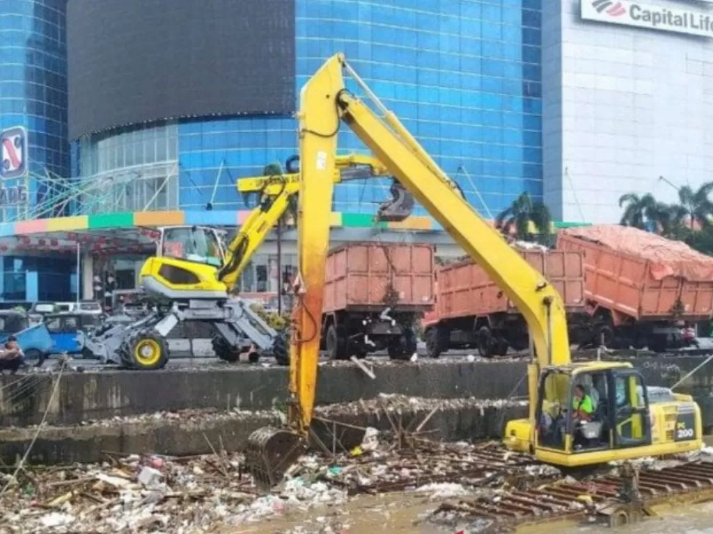Petugas UPK Badan Air Dinas LH DKI Jakarta mengangkat sampah sebanyak 144 meter kubik dari Kali BKB Season City, Tambora, Jakarta Barat, Senin (8/2/2021). (ANTARA/HO/UPK Badan Air Dinas LH DKI)