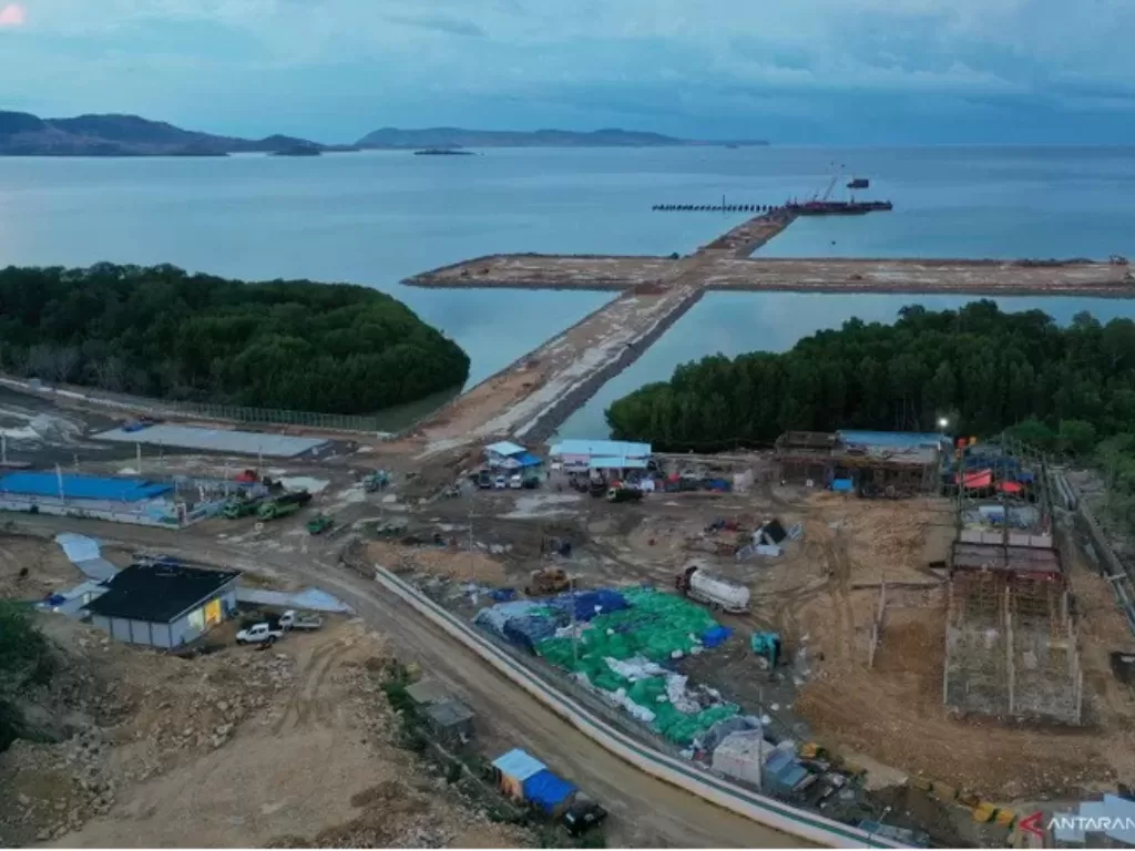 Foto udara proyek pembangunan Pelabuhan Multipurpose Wae Kelambu di Labuan Bajo, NTT, Selasa (10/11/2020). (ANTARA FOTO/Dok BKIP Kemenhub)