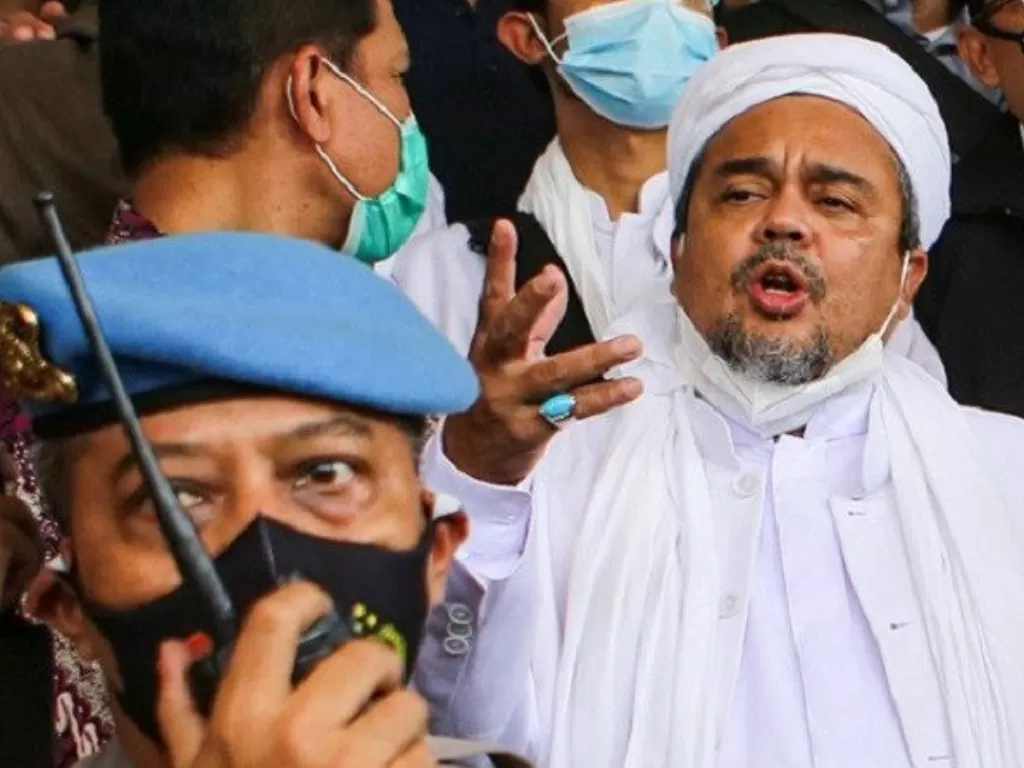 Imam Besar Front Pembela Islam (FPI) Habib Rizieq Shihab bersiap menjalani pemeriksaan di Mapolda Metro Jaya, Jakarta, Sabtu (12/12/2020). (ANTARA FOTO/Fauzan)