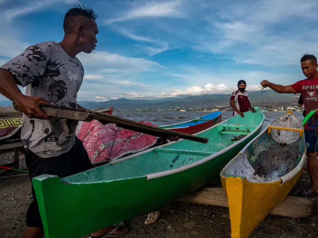 Nelayan udang tangkap bersiap untuk melaut di Pantai Kampung Lere, Palu, Sulawesi Tengah, Jumat (8/1/2021). (ANTARA FOTO/Basri Marzuki)