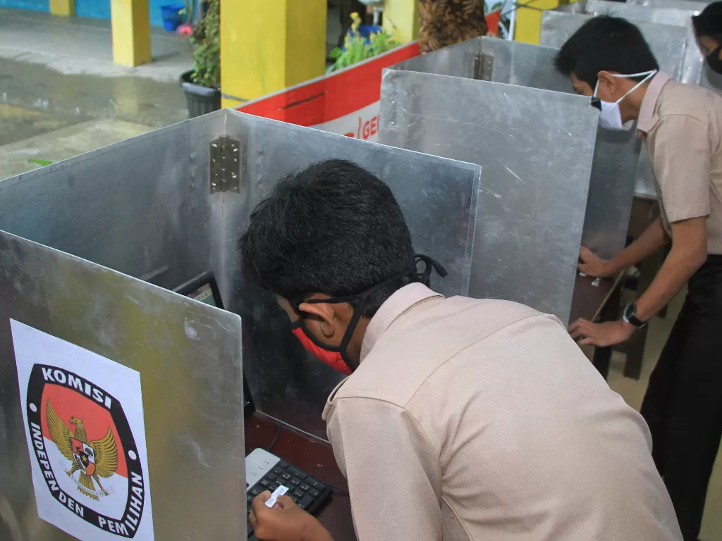 Sejumlah pelajar mengikuti proses pemilihan ketua Organisasi Siswa Intra Madrasah (OSIM) dengan menggunakan sistem pemungutan suara elektronik (e-voting) di Sekolah Madrasah Tsanawiyah Negeri 3 Aceh Barat, Aceh, Sabtu (16/1/2021). (ANTARA FOTO/Syifa Yulin