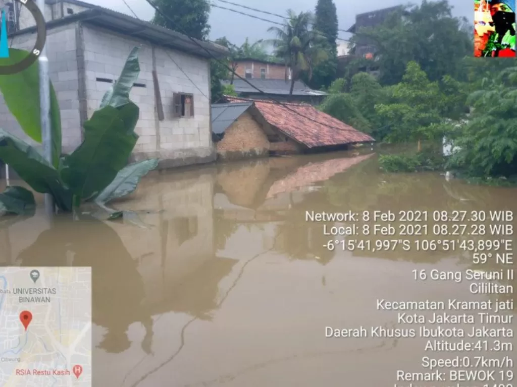 Ketinggian banjir di Kelurahan Cililitan, Jakarta Timur, merendam permukiman hingga mencapai atap rumah sebagian warga, Senin (8/2/2021).(ANTARA/HO/Kelurahan Cililitan)
