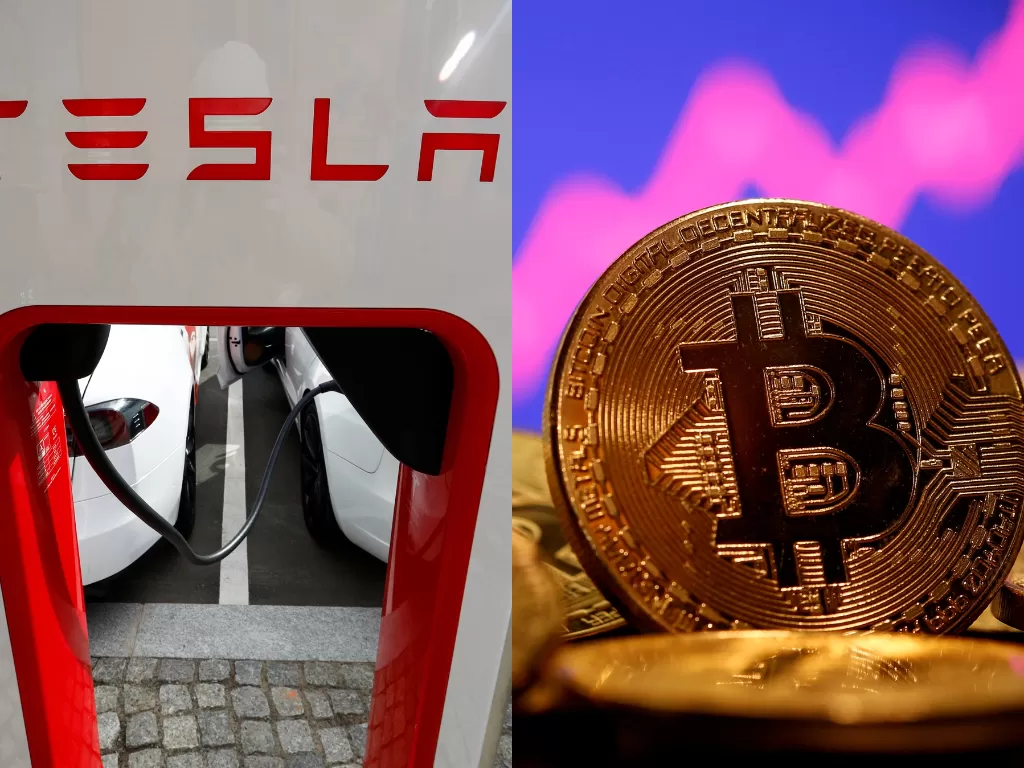 Logo pabrikan Tesla (kiri) dan tampilan Bitcoin (kanan). (photo/REUTERS/MICHELE TANTUSSI/DADO RUVIC)