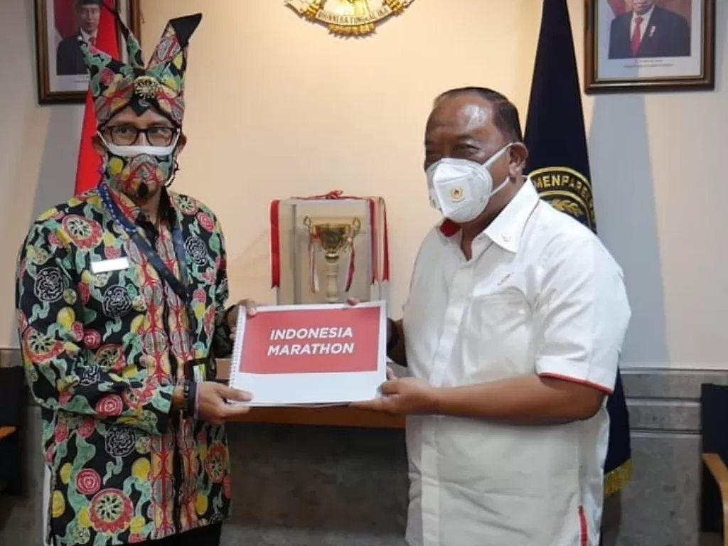 Menteri Pariwisata dan Ekonomi Kreatif (Menparekraf) Sandiaga Uno dan Ketua Umum KONI Pusat Marciano Norman di Kantor Kemenparekraf, Jakarta, Selasa. (photo/Instagram/@konipusat)