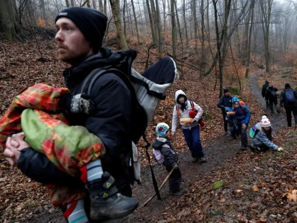 Ribuan orang Hungaria berbondong-bondong ke National Blue Trail. (Photo/REUTERS)