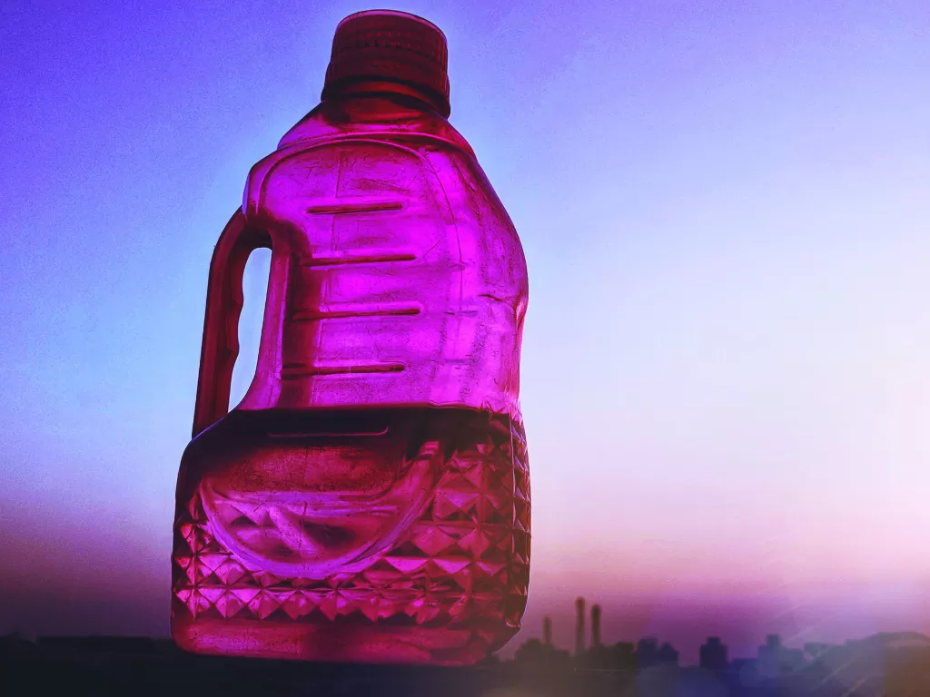 Ilustrasi botol air minum dengan air mineral di dalamnya (photo/Unsplash/Ajmal Ali)