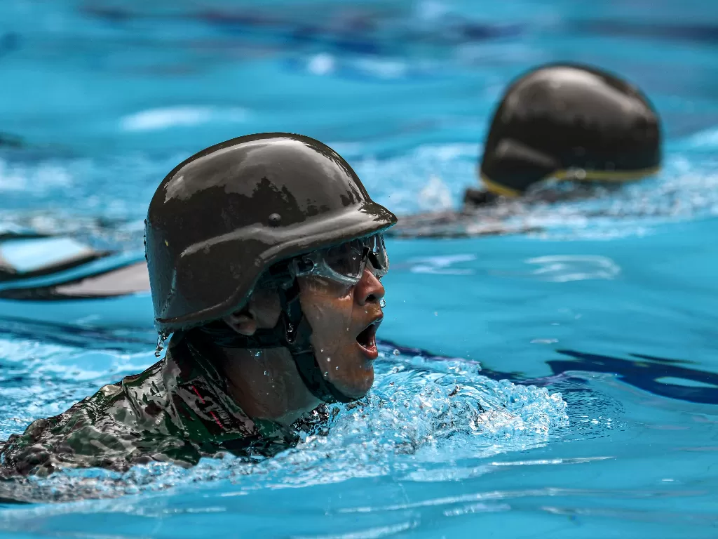 Prajurit Korps Marinir memacu kecepatannya dalam renang militer (ANTARA FOTO/M Risyal Hidayat)