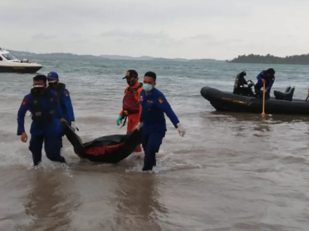Tim Basarnas gabungan mengevakuasi jenazah Ediyanto yang ditemukan tewas setelah tiga hari hilang terseret arus (Antara)