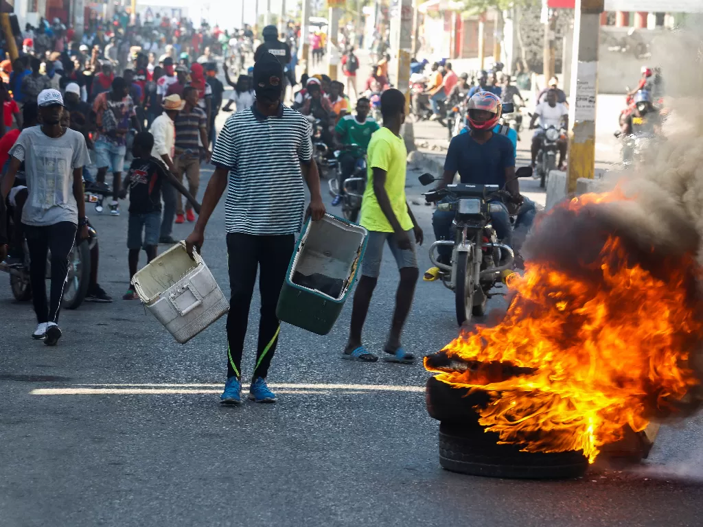 Kerusuhan di Haiti terkait kudeta oposisi terhadap Presiden Moise. (REUTERS/Jeanty Junior Augustin).