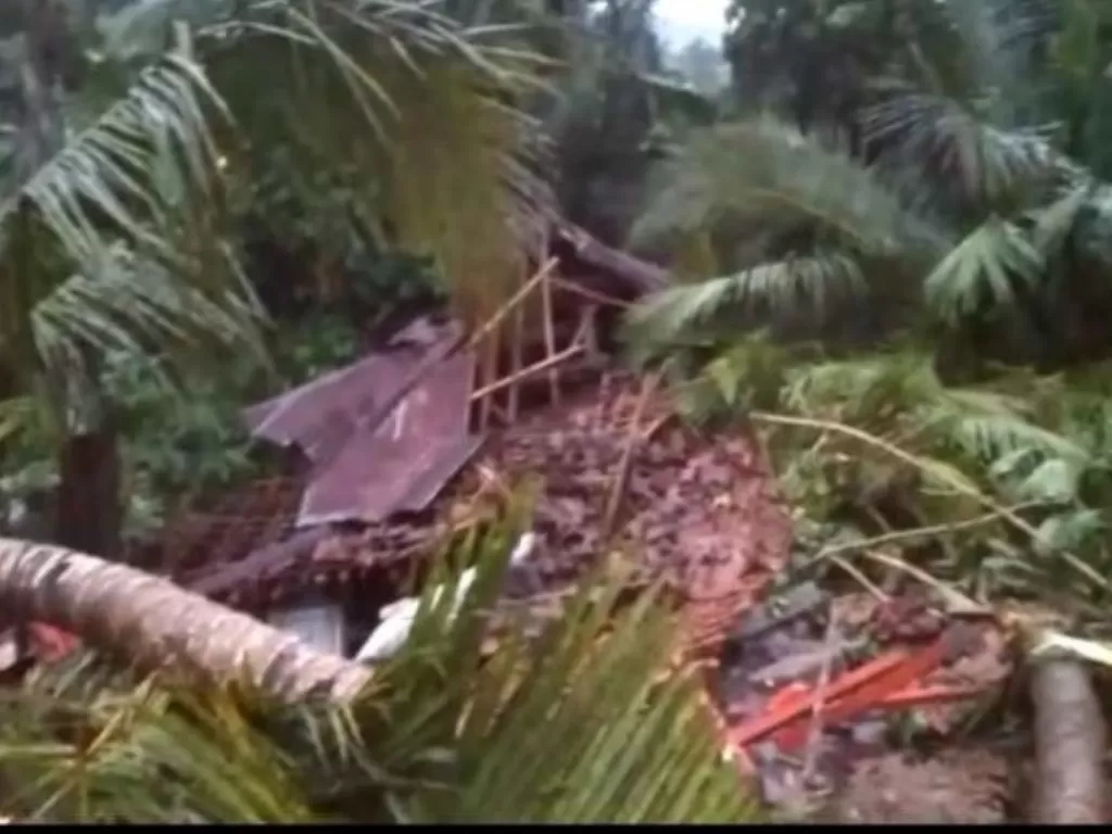 Longsor di Desa Kalijering, Kecamatan Padureso, Kabupaten Kebumen mengakibatkan empat rumah tertimpa longsor dan tiga orang hilang (Antara)