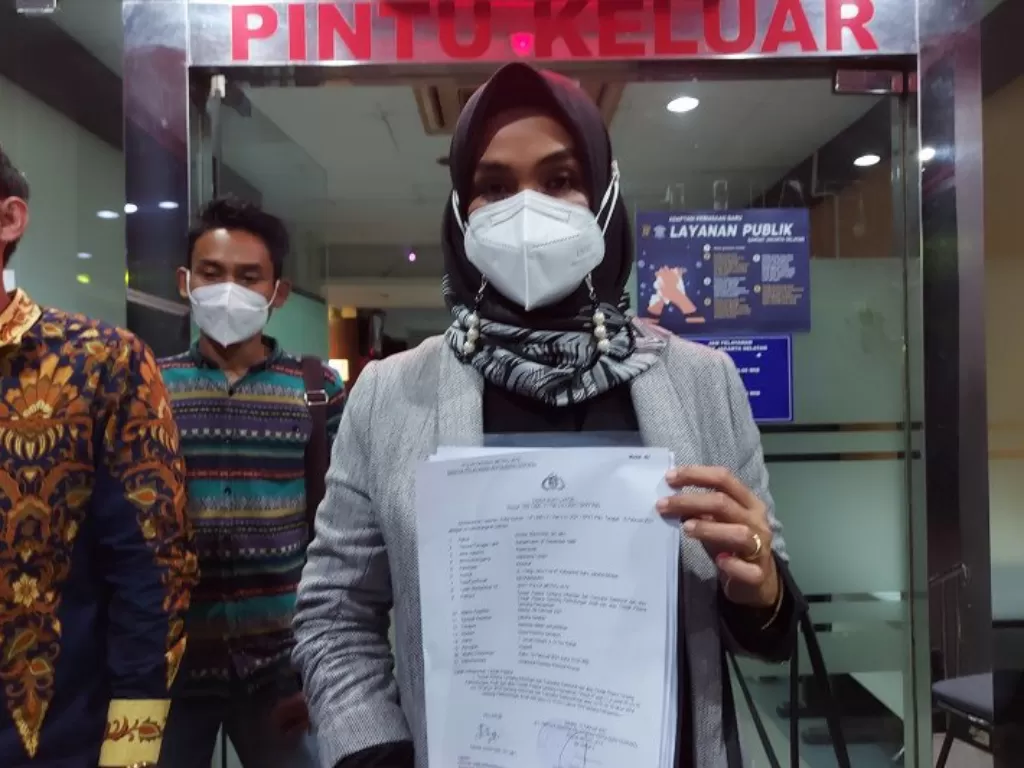 Advokat dan pegiat SAMINDO-SETARA Institute Disna Riantina perlihatkan surat laporan polisi terhadap Aisha Wedding di Polda Metro Jaya, Rabu (10/2/2021). (photo/ANTARA/Fianda Sjofjan Rassat)