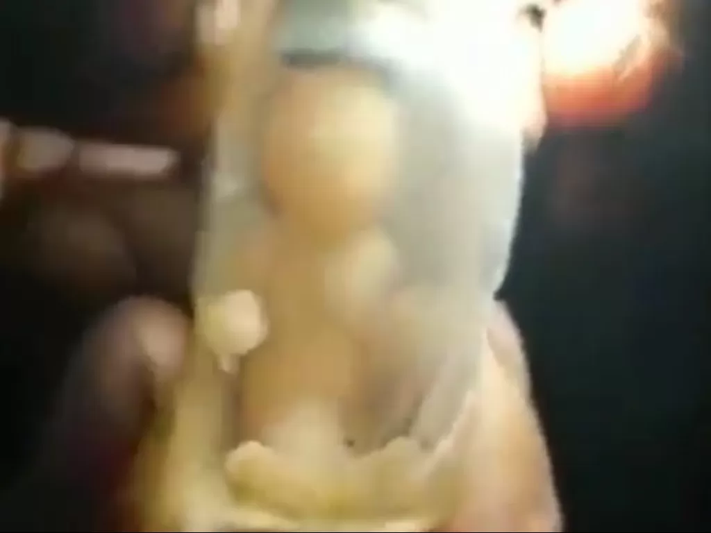 Wawrga pamerkan benda mirip tuyul dalam botol (Tangkapan layar)