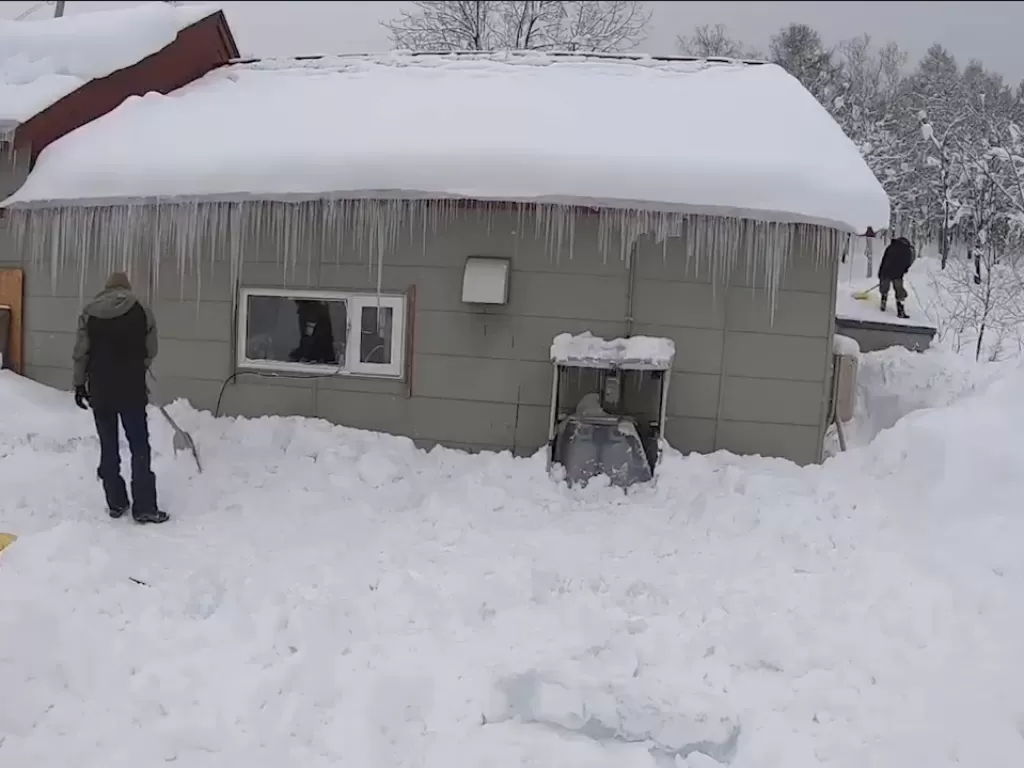 Cuplikan video pria yang bersihkan rumahnya dari salju. (photo/Youtube/ViralPress)