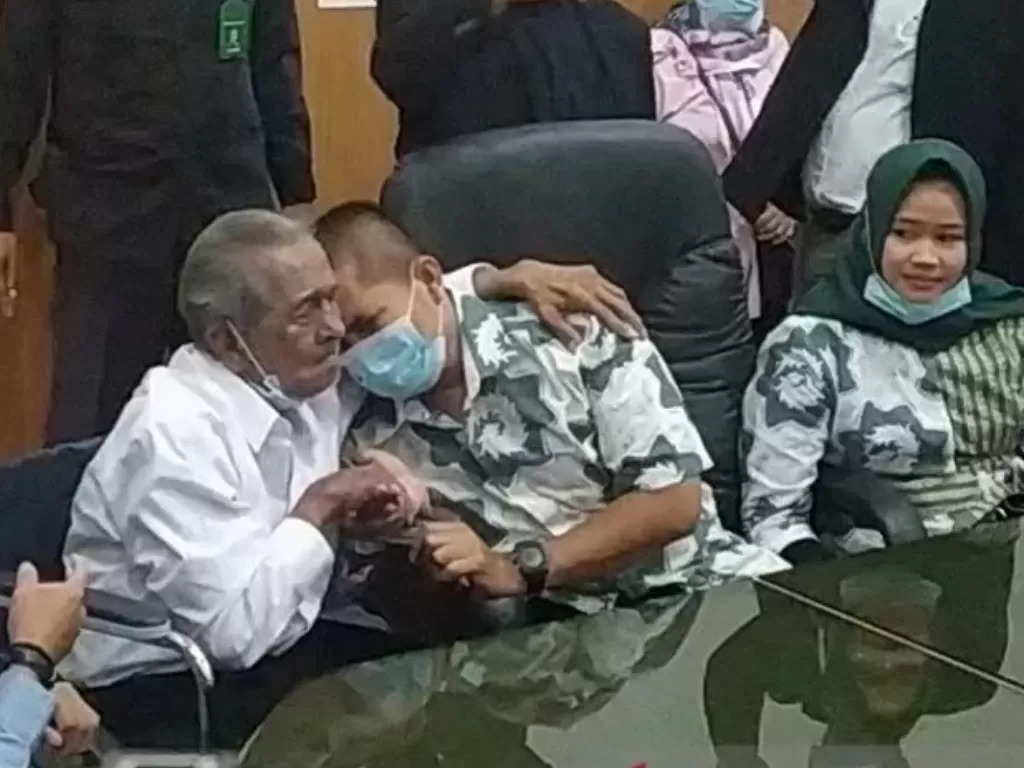 Deden peluk Ayahnya setelah berdamai di Pengadilan Negeri Bandung (Antara)