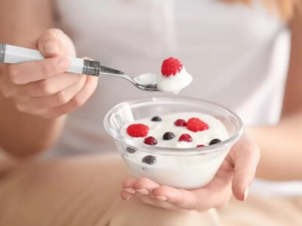 Ilustrasi makan yoghurt. (honestdoc.com)