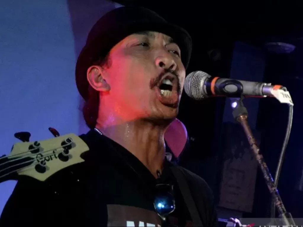 Dokumentasi - Personel Orkes Moral Pengantar Minum Racun (OM PMR) Yuri Mahipal menghibur penggemarnya saat konser di Kota Denpasar, Rabu (13/9/2017) malam. (photo/ANTARA FOTO/Fikri Yusuf)