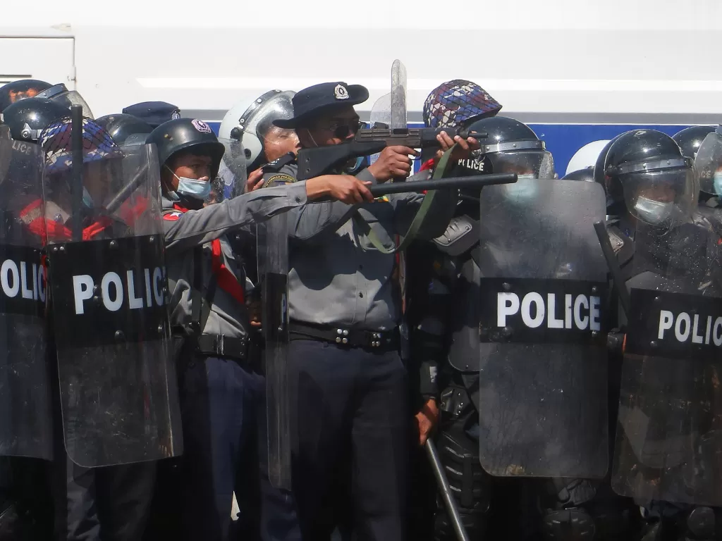 Polisi Myanmar hendak menembak. ( REUTERS/Stringer).