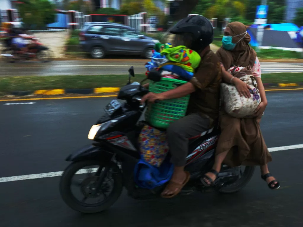 Warga berkendara mencari tempat ketinggian pasca gempa di Mamuju, Sulawesi Barat, Rabu (3/2/2021). (ANTARA FOTO/Akbar Tado)