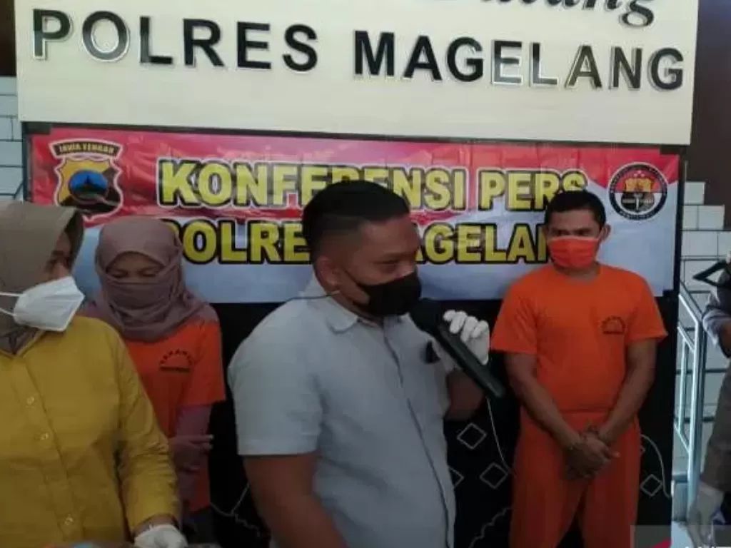 Kepolisian Resor Magelang, Jawa Tengah mengungkap kasus aborsi dan menahan tiga orang tersangka, yaitu seorang dukun dan pasangan pelaku aborsi. (ANTARA/Heru Suyitno)