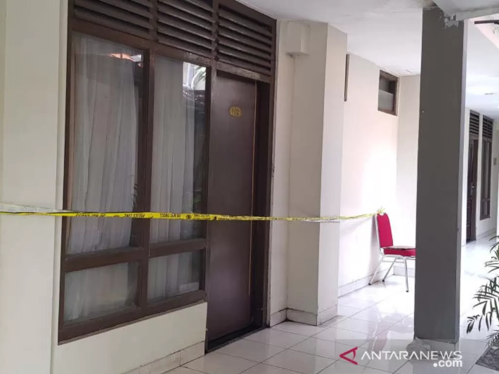 Garis polisi dipasang di depan kamar Hotel Royal Phoenix Semarang tempat ditemukannya jasad wanita yang diduga korban pembunuhan, Kamis (11/2/2021). (photo/ANTARA/I.C.Senjaya)