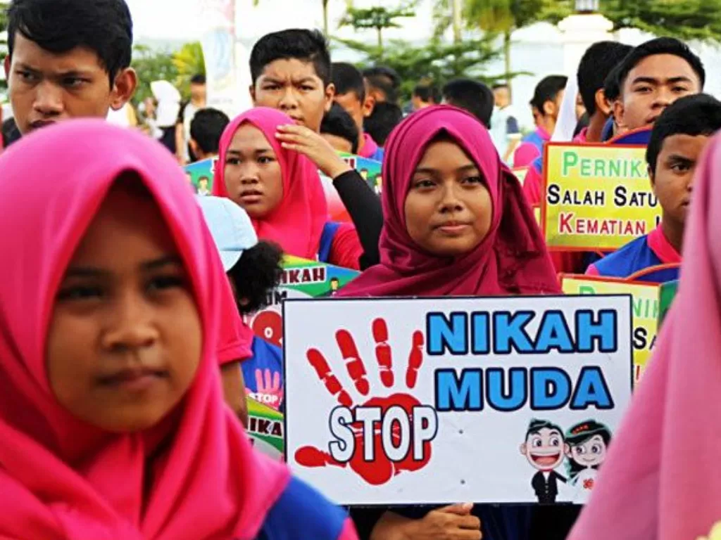 Puluhan siswasiswi SD, SMP dan SMP se Provinsi Kepulauan Riau melaksanakan kampanye “Stop Pernikahan Usia Anak” di Gedung Daerah Kota Tanjungpinang, Kepulauan Riau. (ANTARA/Ogen/aa)