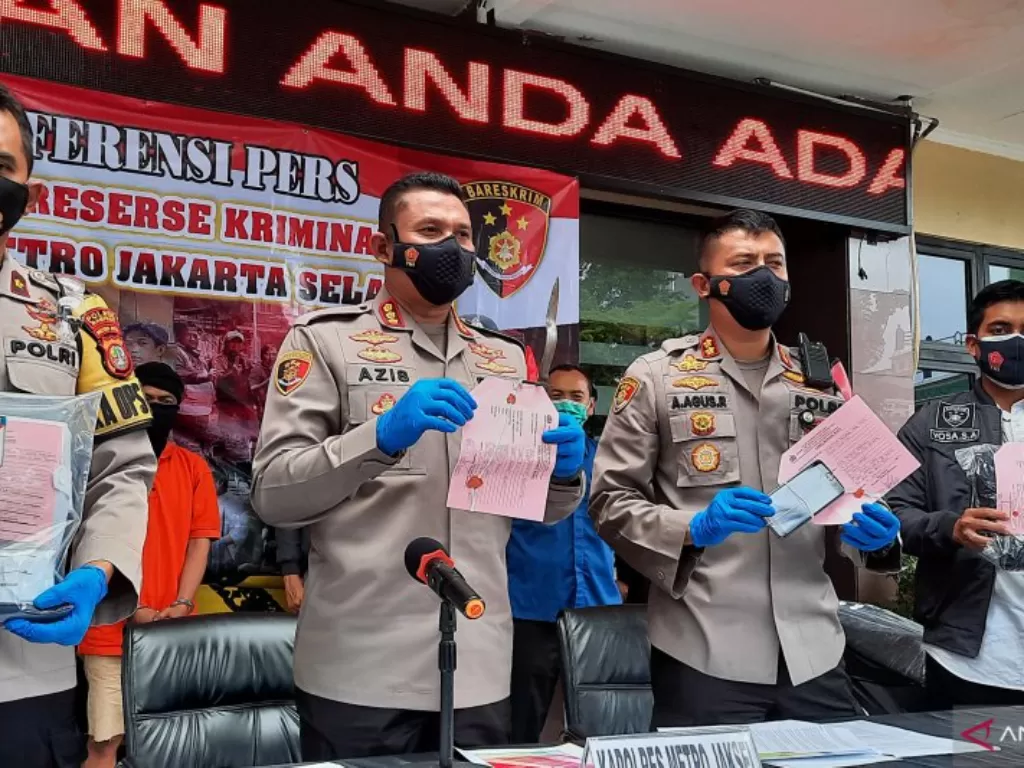Kapolres Metro Jakarta Selatan Kombes Pol Azis Andriansyah (tengah) memperlihatkan bukti penusukan terhadap Plt Kadisparekraf DKI Jakarta, Kamis (11/2/2021). (ANTARA/Laily Rahmawaty)