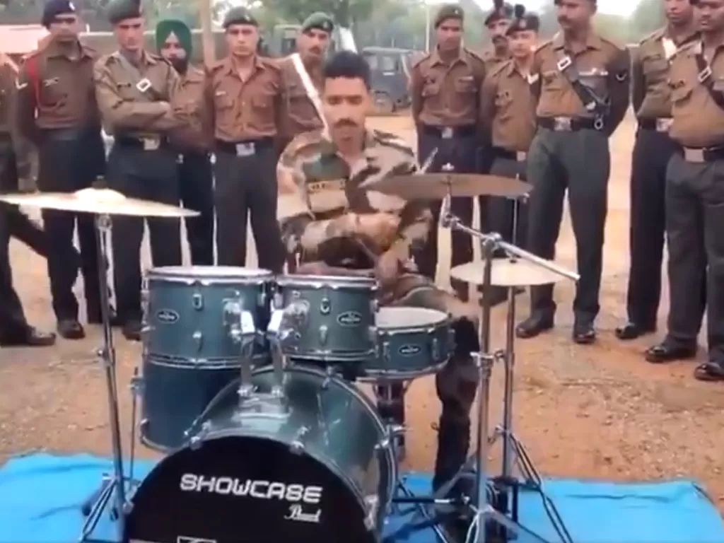 Cuplikan video saat tentara India unjuk skill bermain drum. (photo/Twitter/@Soldierathon)