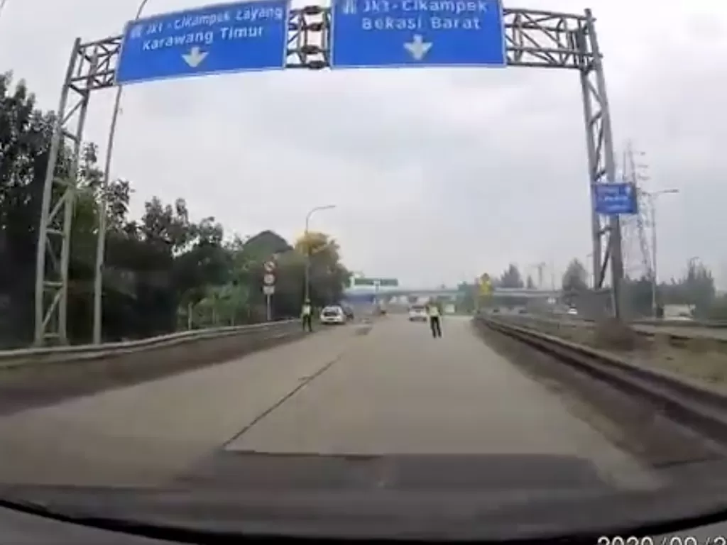 Tangkapan layar video dari sebuah mobil. Nampak di depan ada polisi yang bersiap menahannya. (Twitter/@Cyber_kawaii008)