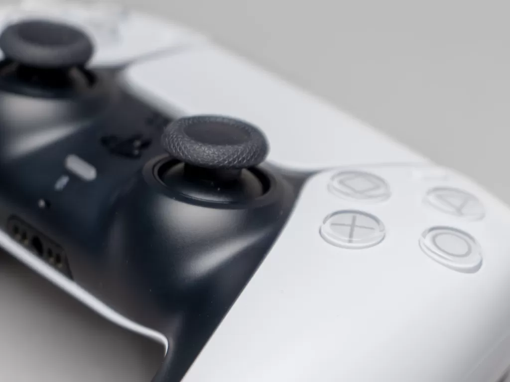 Tampilan controller DualSense di PlayStation 5 (photo/Unsplash/Krzystof Hepner)