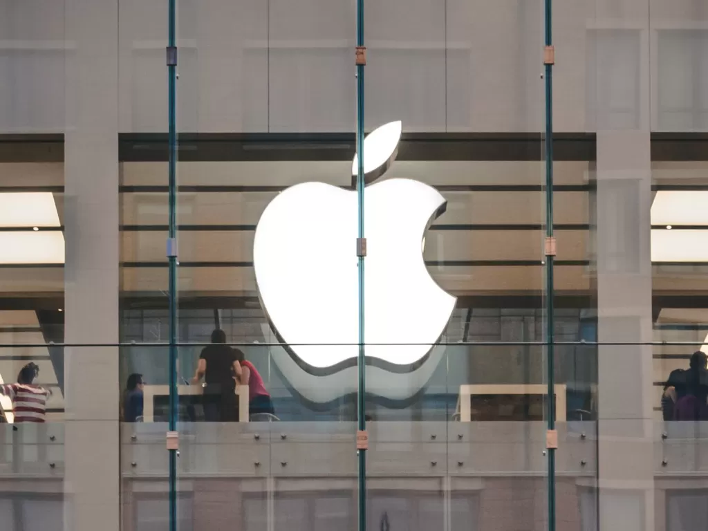 Tampilan logo Apple di Apple Store Boston, Amerika Serikat (photo/Unsplash/Kentaro Toma)