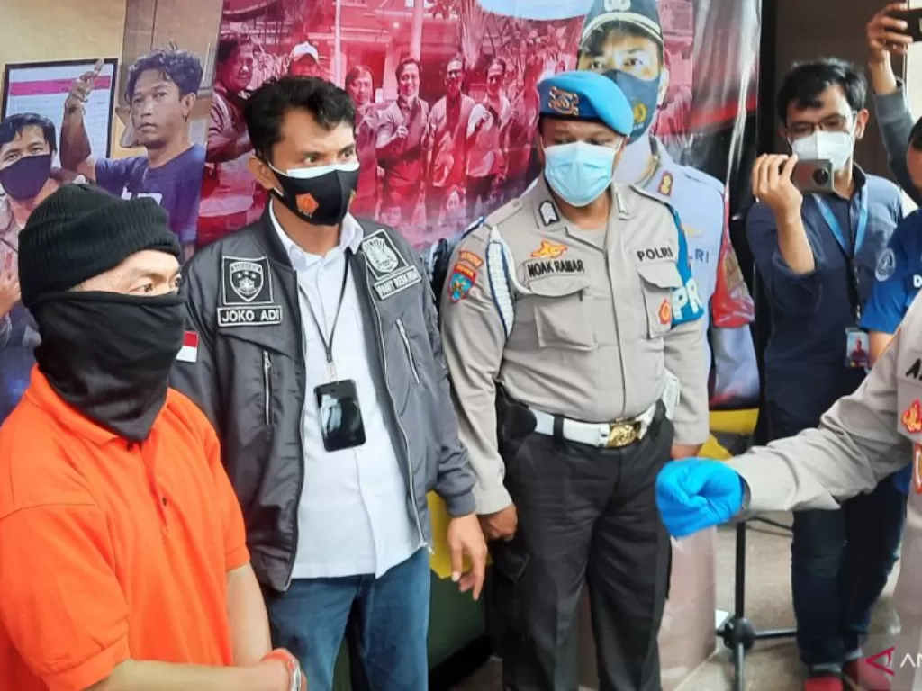 Tersangka RH (baju orange), pelaku penusukan Plt Kadisparekaf DKI Jakarta, Gumilar Ekalaya di Mako Polres Metro Jakarta Selatan, Kamis (11/2/2021). (ANTARA/Laily Rahmawaty)