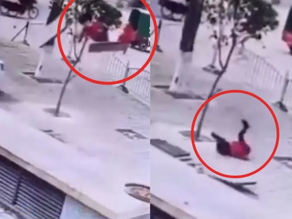 Cuplikan video saat bocah yang terbang ke atas gegara lempar petasan ke lubang got. (photo/Twitter/SCMPNews)