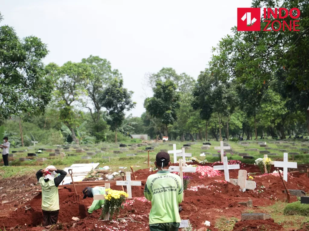 Para penggali makam kubur di Tempat Pemakaman Umum (TPU) Pondok Ranggon, Jakarta Timur untuk korban Covid-19. (INDOZONE).