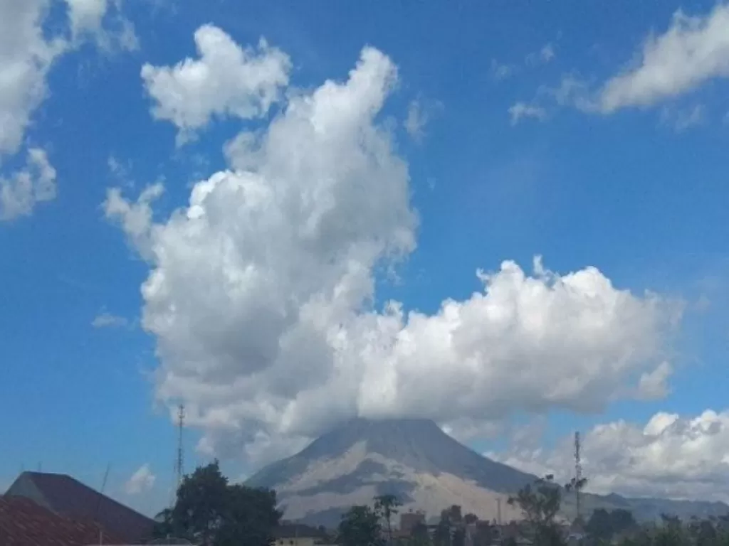 Gunung Sinabung erupsi lagi. (photo/ANTARA/HO)