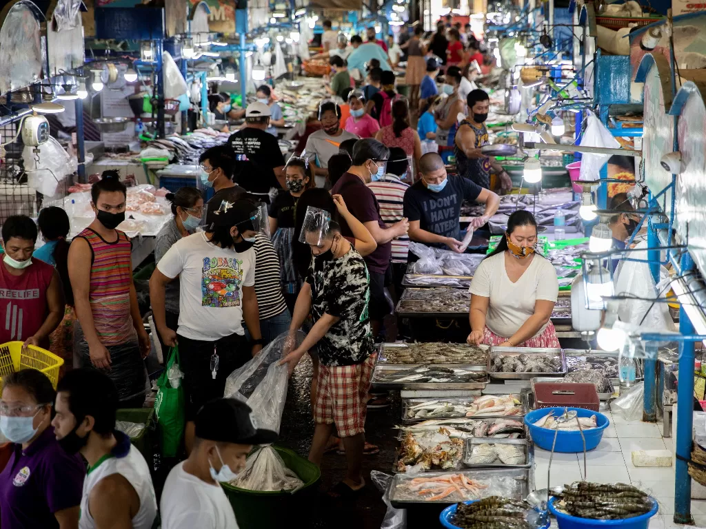  Warga mengenakan masker wajah  di dalam pasar umum di Quezon City, Metro Manila, Filipina, 5 Februari 2021. (photo/REUTERS/Eloisa Lopez)