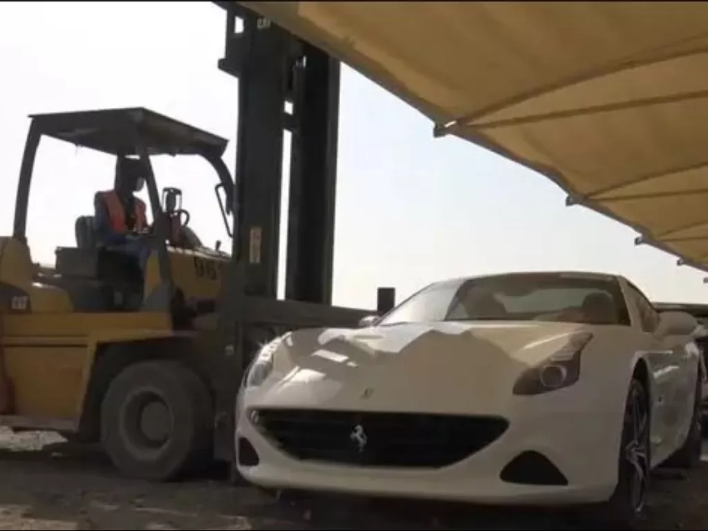 Mobil mewah di tempat sampah Dubai (Supercar Blondie)