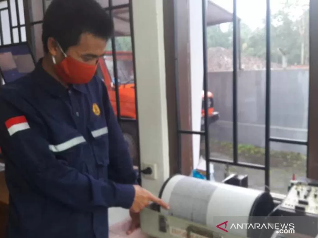 Ketua Pos Pengamatan Gunung Sindoro-Sumbing Yuli Rahmatulloh mengamati seismograf. (ANTARA/Heru Suyitno)